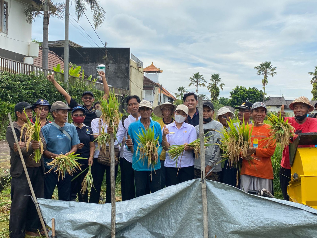 Tingkatkan Efisiensi Petani, Pekaseh Demo Mesin Perontok Padi di Subak Semat